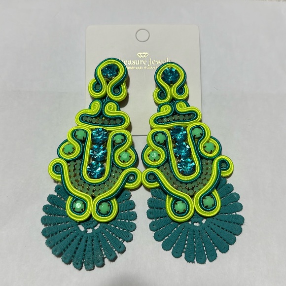 Flirty, Fun, and Fabulous: The Must-Have Earrings to Spice Up Your Look - Picture 1 of 2